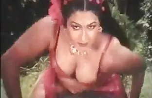 Morena atrevida esfrega vídeo pornô dupla penetração o clítoris no namorado