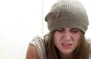 Tiras porn anal caseiro de Busty girl e dedos à frente da Câmara