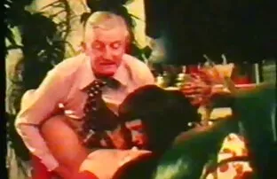 Um Oficial Sénior do exército com um ver vídeo pornô de sexo anal piercing repreende um soldado