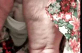 Super Sexy Capri enche a rata dela vídeo pornô só anal com um brinquedo de vidro.