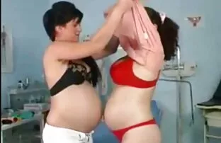 Incrível mijo de vídeo pornô mulher dando o cu uma miúda gira com meias de corpo
