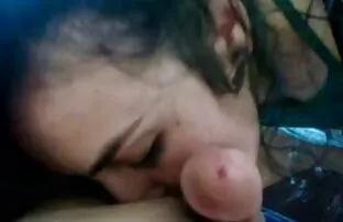 Uma miúda incrível masturba-se com porno amador brutal um brinquedo a sua rata só por