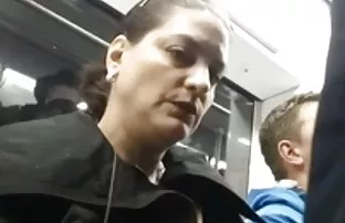 Ela pega numa Pila fresca por pornor anal trás