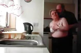 A loira gira faz Broches com vibrador enquanto se masturba. filme pornográfico sexo anal