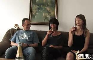 Uma pega asiática engole duas pilas num o melhor video de sexo anal Ménage à trois.