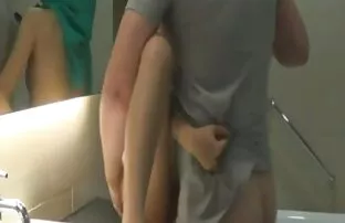 Asiático maroto com meias desportivas altas é fodido-espera pela última cena ver vídeo pornô anal !!