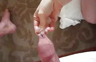 Adolescente brincalhão assistir filme sexo anal adora excitar o namorado