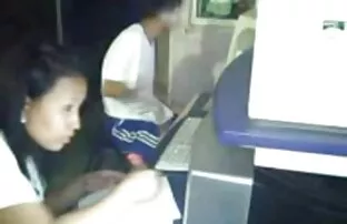 Rapariga sortuda algema e dá na cabeça enquanto fuma um so porno anal cigarro