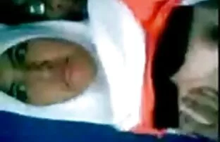 Fazer um broche a um vídeo pornô brasileiro sexo anal rapaz de ambos os lados.