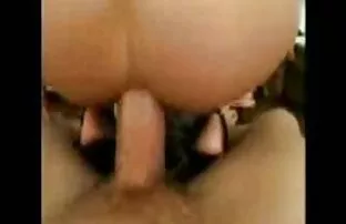 Cerejeira Busty masturba-se filme pornô ana no quarto