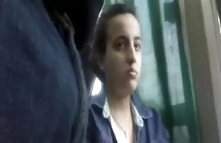 três jovens lésbicas ver vídeo pornô sexo anal entre si