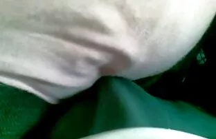 Ela acaricia-se em vídeo-Rapariga filme pornô dupla penetração de POV com óculos