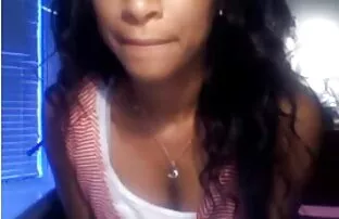 A miúda do filme porno anal duplo biquíni masturba-se a três.