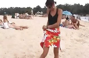 Uma miúda jeitosa a dar prazer a uma enorme porno brasileiro dupla vara.
