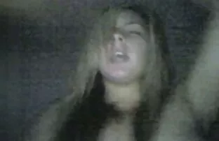 A abelha Morena sai da video sexo anal selvagem lingerie vermelha para se masturbar.