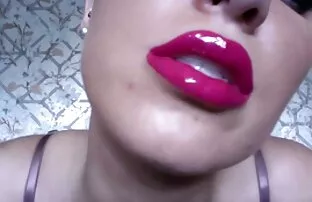 A Boazona no video porno brasileiro anal chuveiro lixou-se por trás com uma enorme foto facial no vídeo da POV.