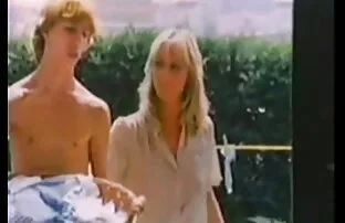 Duas vídeo pornô amador anal ninfomaníacas partilham um brinquedo.